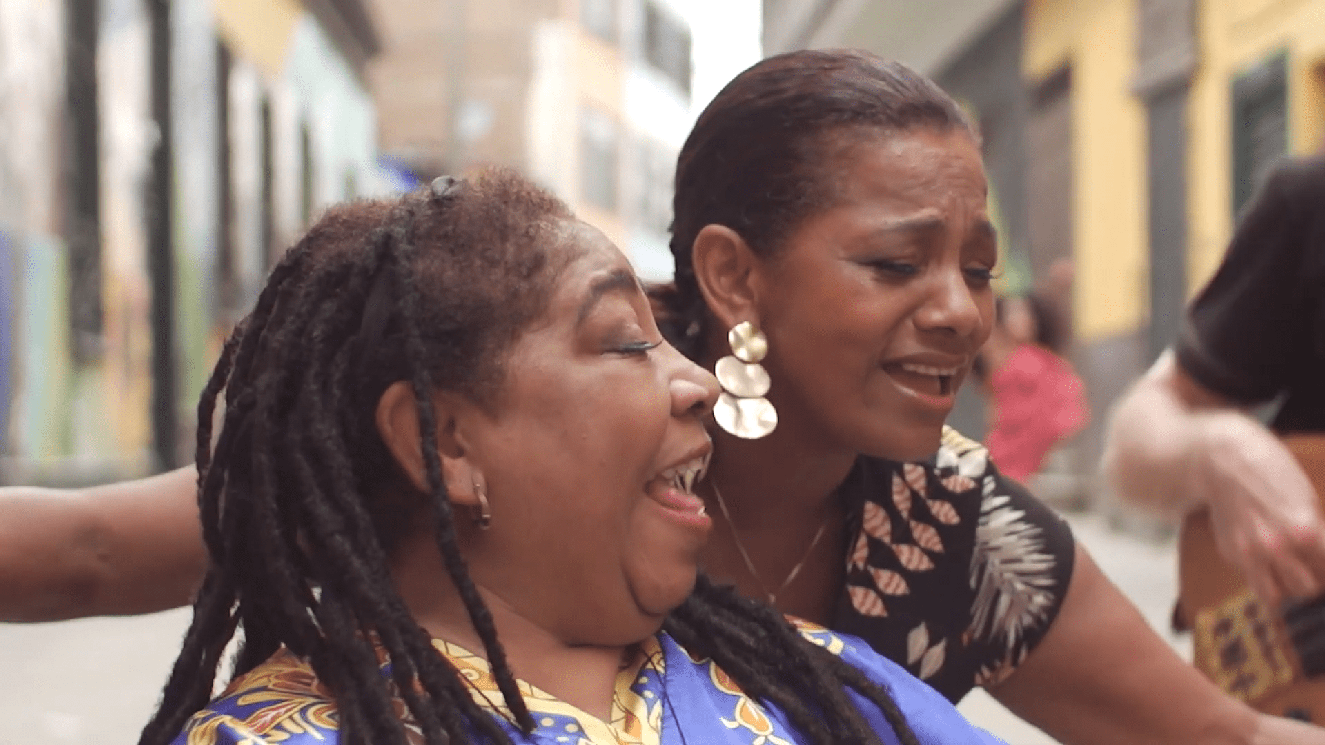 Just Play lanza su último videoclip “Tumba y cajón” 1 Charo Goyoneche y Sofia Buitrón