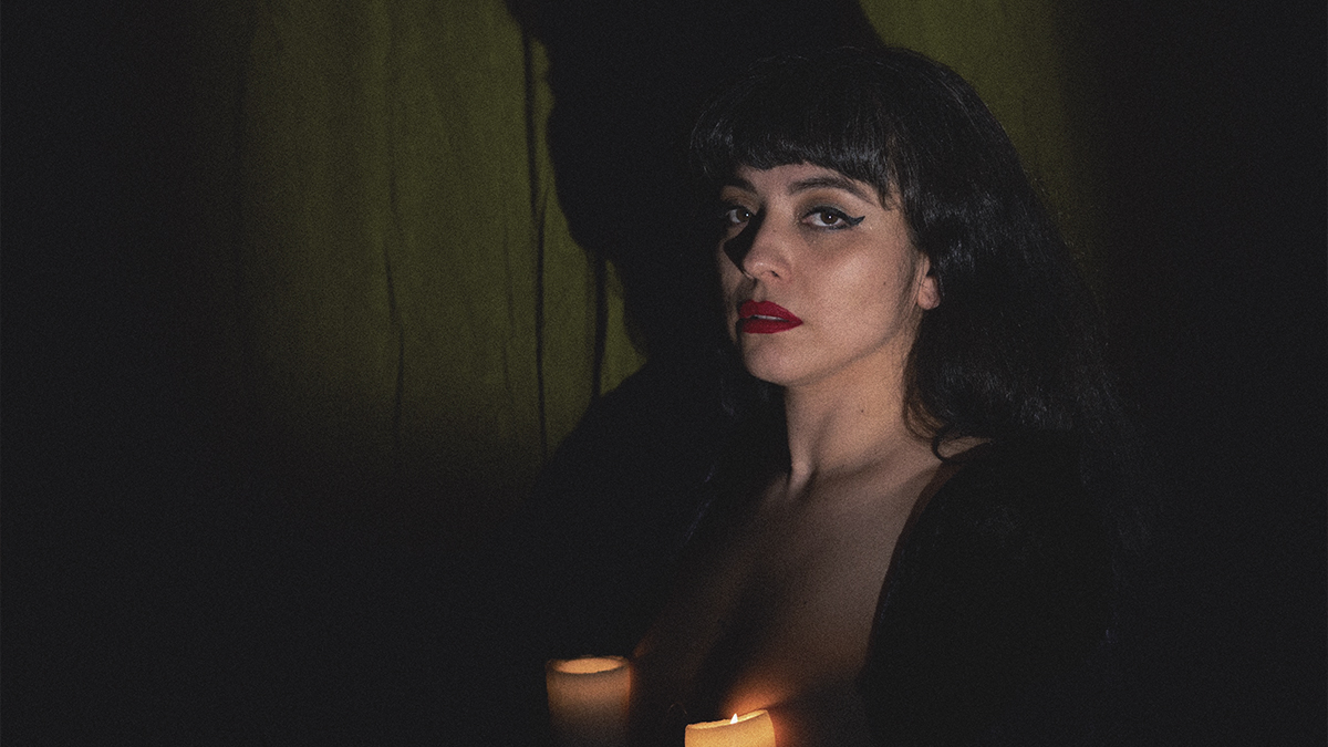 Mon Laferte estrena su nuevo tema "Se me va a quemar el corazón" / Foto: Universal Music