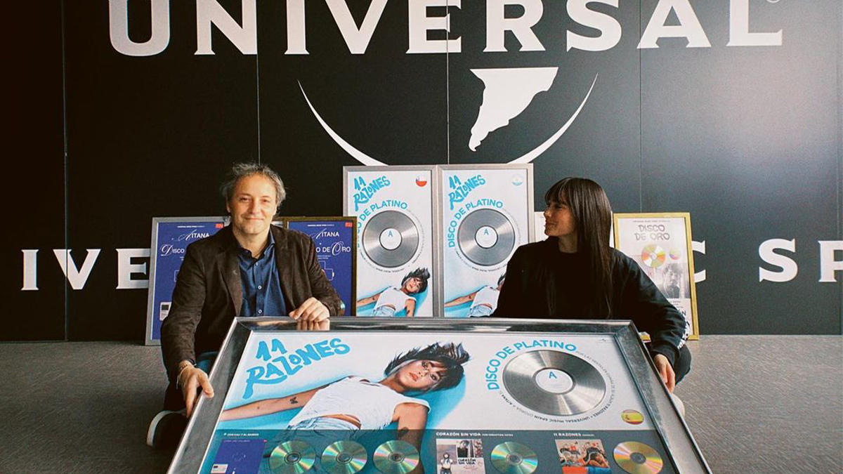 Aitana recibe de manos de Narcís Rebollo (Presidente de Universal Music España y Portugal) los galardones / Foto: Universal Music Group