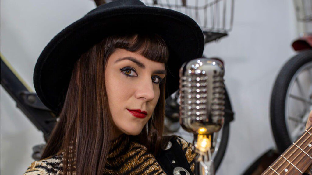 La artista granadina, afincada en Málaga, Ángela Hoodoo, lanza "Far Away"