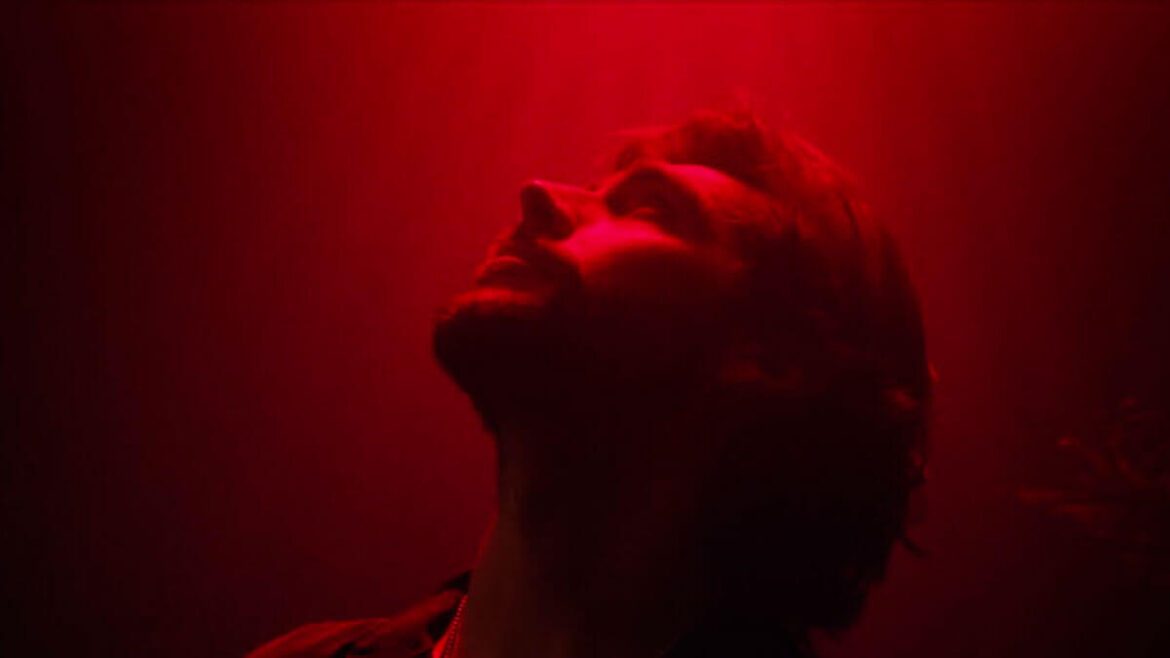 Alvaro Soler junto a Topic