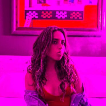 La artista peruana Nicole Favre estrena "Tranqui". / Foto: Universal Music Group