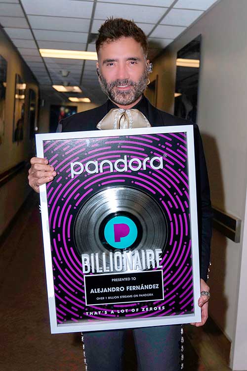 Alejandro Fernández recibe reconocimiento de Pandora. / Credito de foto: Bernardo Garcia