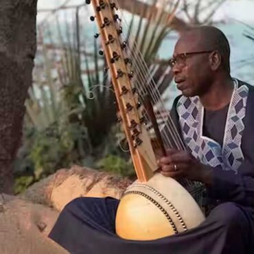 Ballaké Sissoko, estrella de la kora, en el lugar sagrado de Sanementereng, en Gambia. Screengrab/Ballaké Sissoko: Kora Tales/Vimeo