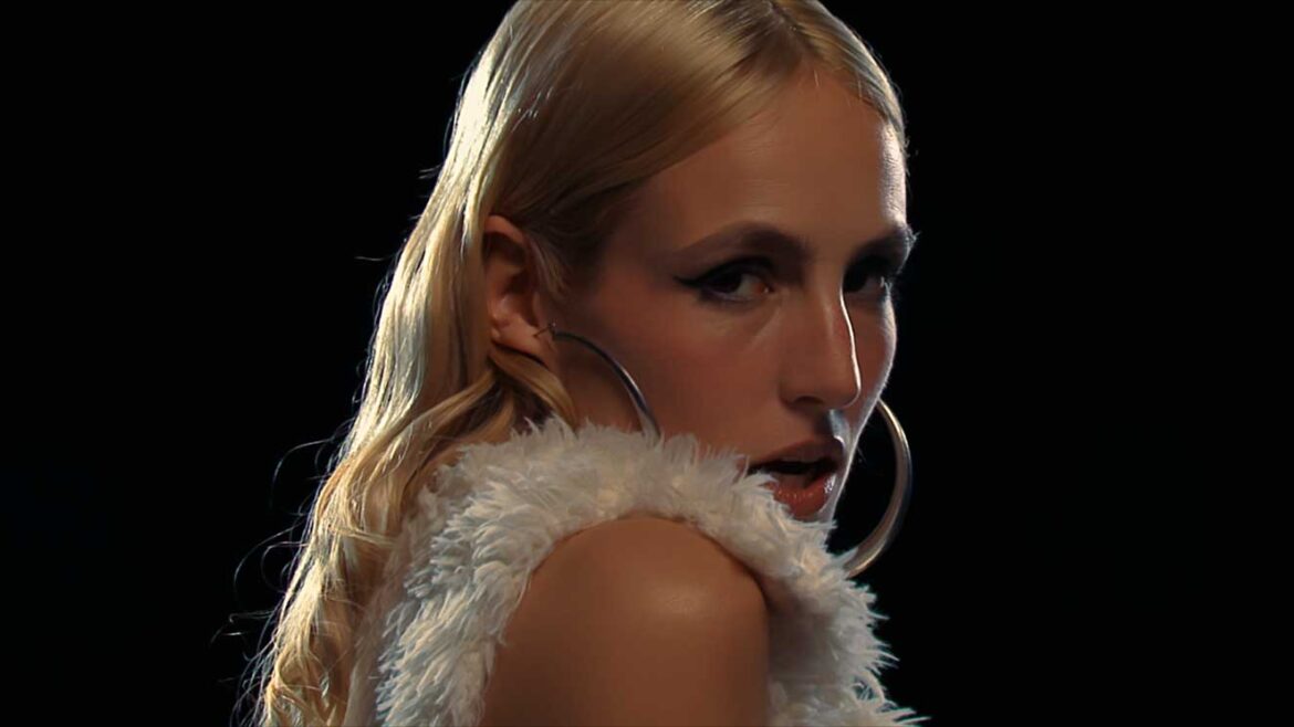 “Pretty Girl Swag” de Maria Escarmiento