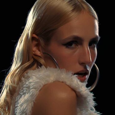 “Pretty Girl Swag” de Maria Escarmiento