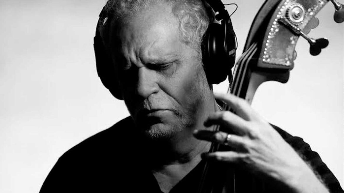 contrabajista Dave Roe