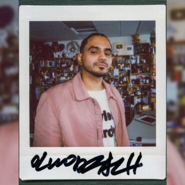 Álvaro Díaz en el Tiny Desk de NPR. / Foto: Difusión