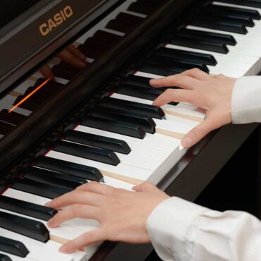 Piano Casio presente en la música criolla. / Foto: Difusión