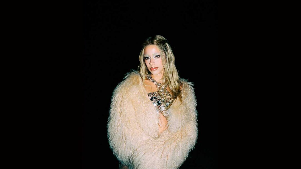 TINI mantiene la energía al máximo con su nuevo sencillo electrónico “Down”